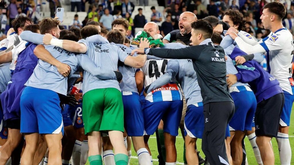 Los jugadores del Espanyol celebran el pase a la final del playoff tras eliminar al Sporting.