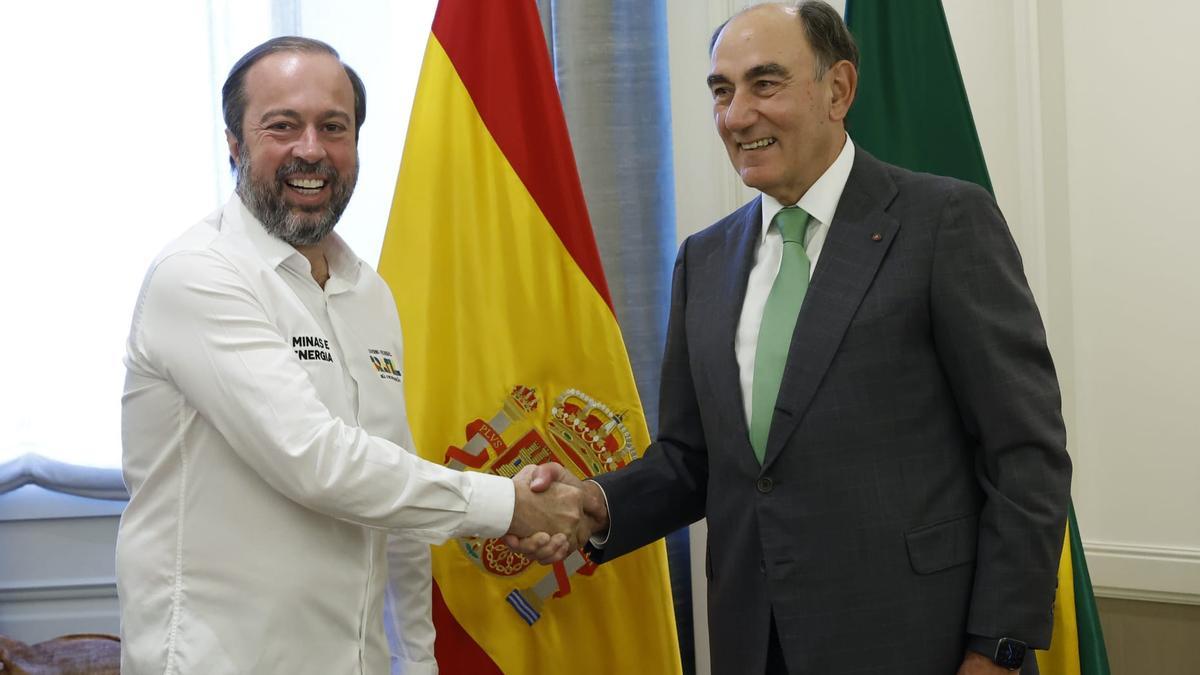 El ministro de Minas y Energía de Brasil, Alexandre Silveira, y el presidente de Iberdrola, Ignacio Sánchez-Galán
