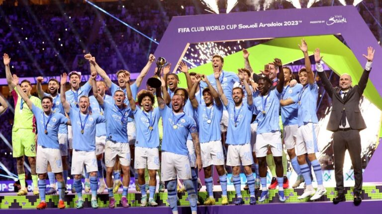 Pep Guardiola (a la dreta) celebra amb els seus jugadors la conquesta del Mundial de Clubs, el primer del Manchester City, ahir.