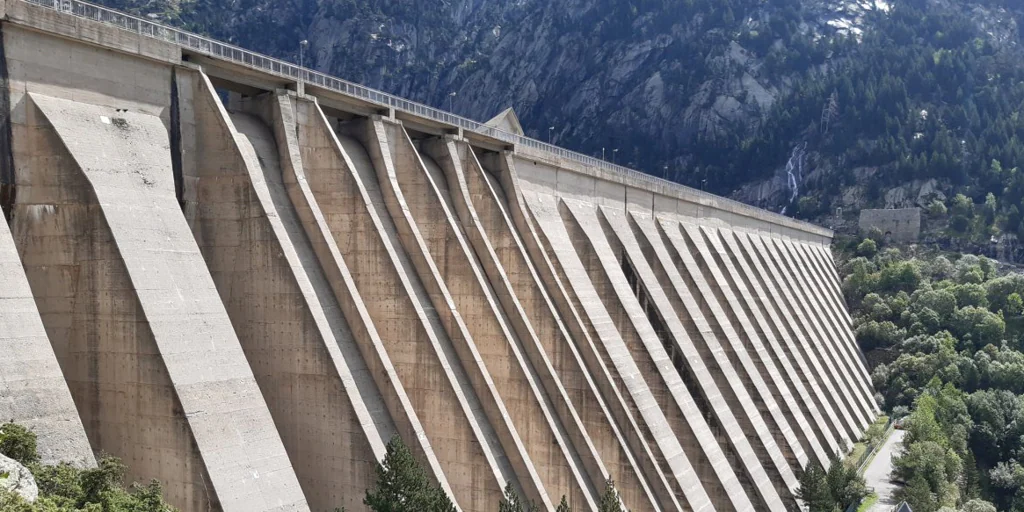 Endesa activa el conducto para garantizar el caudal ecológico de la presa de Cavallers (Lerida)