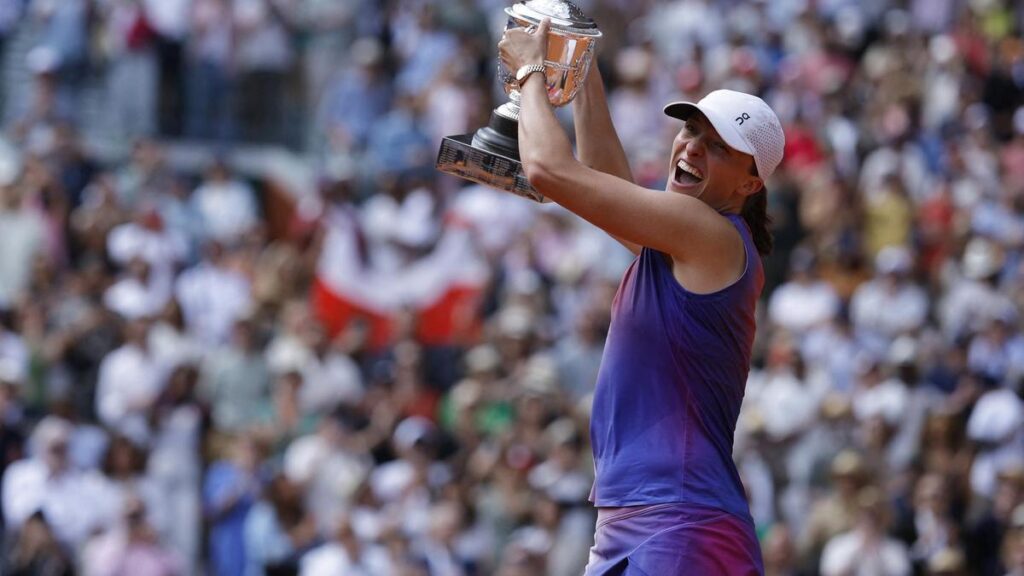 Iga Swiatek celebra su triunfo en Roland Garros.