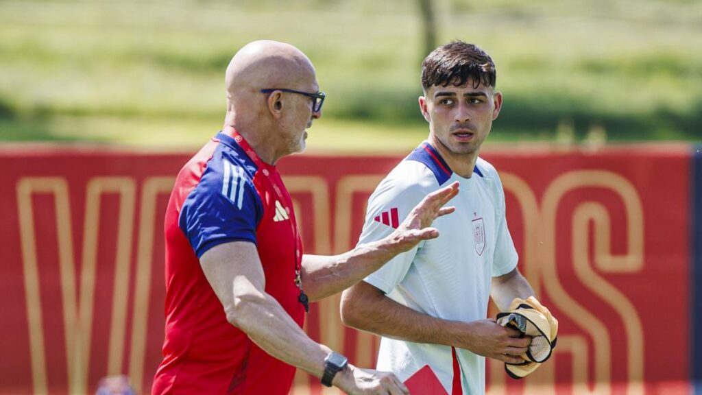 De la Fuente conversa con Pedri en el entrenamiento previo al España - Italia