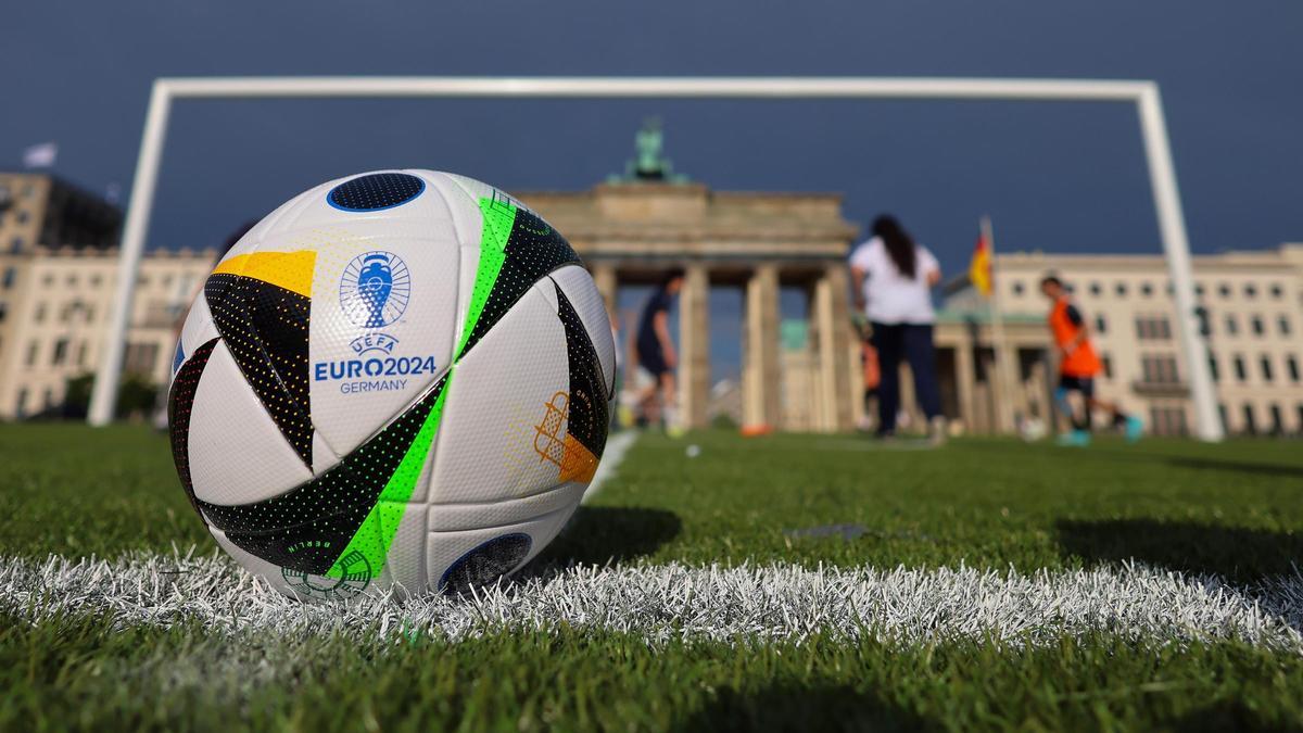Un balón de la Euro 2024 frenta a la Puerta de Brandeburgo de Berlín.