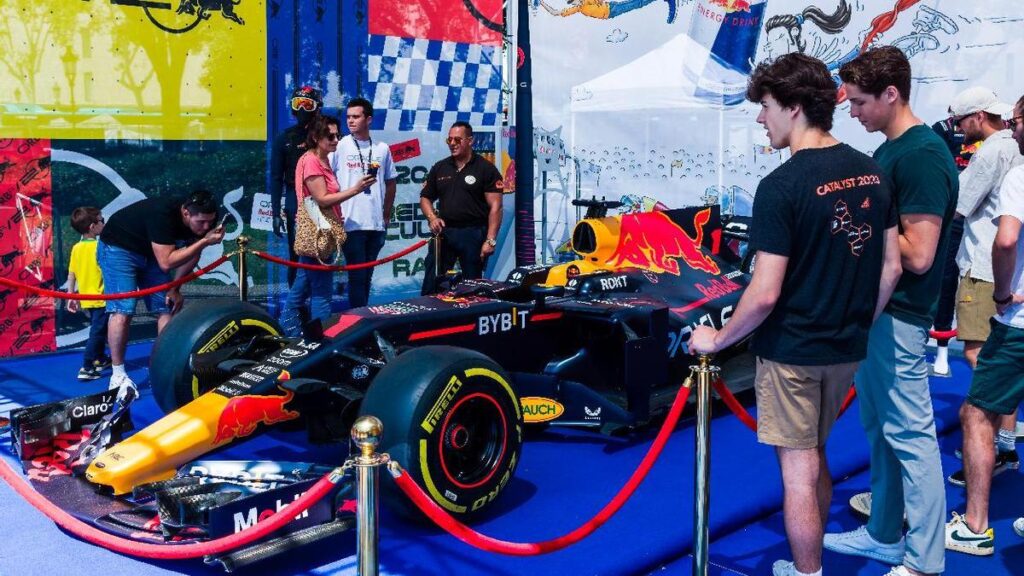 Aficionados observan un monoplaza en el F1 Barcelona Fan Village este sábado