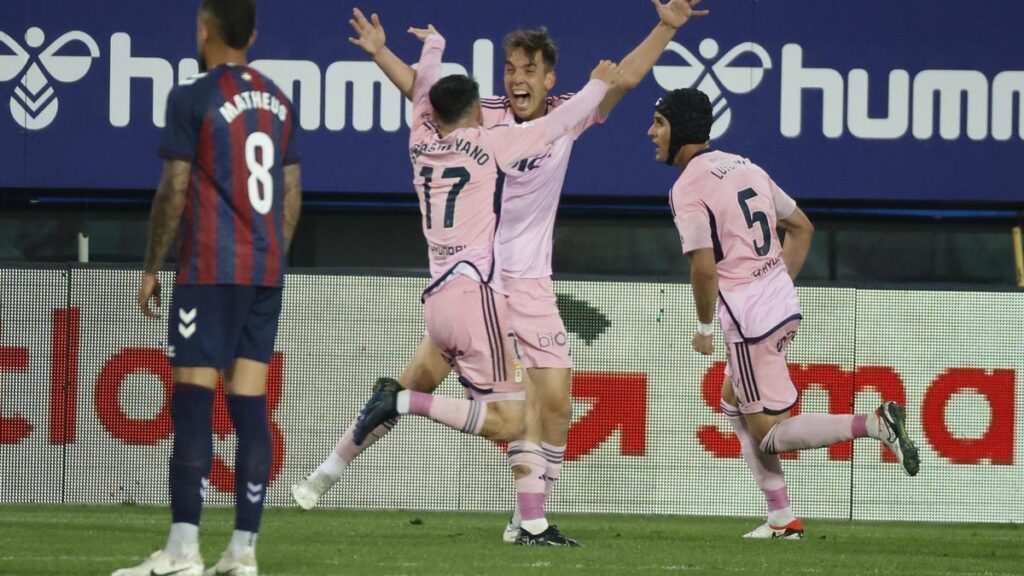 Los jugadores del Oviedo celebran el 0-1 ante el Eibar.