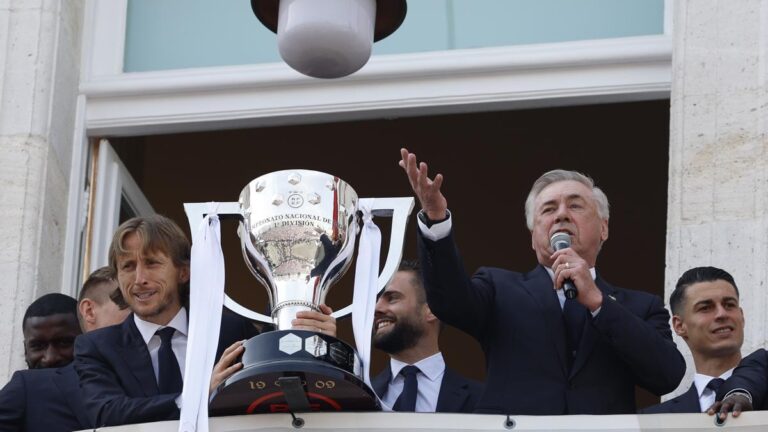 El Real Madrid recibe el trofeo de su trigésimo sexta Liga e inicia las celebraciones