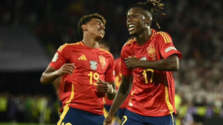 Nico Williams celebra su gol a Georgia junto a Lamine Yamal.
