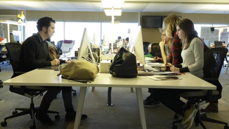 Trabajadores y trabajadoras en unas oficinas de Barcelona.