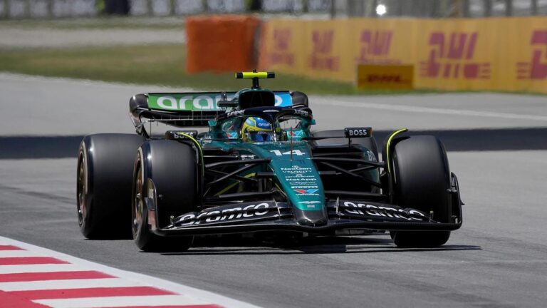 Fernando Alonso conduce su Aston Martin en Montmeló.