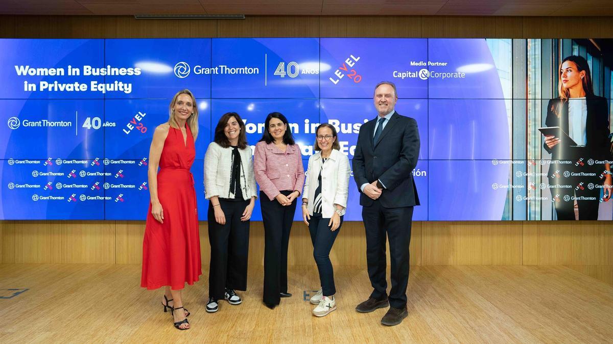 Isabel Perea, socia de Grant Thornton; Aída Fernández, subsecretaria de Economía, Comercio y Empresa; Natividad Sierra y Sonia Fernández, presidentas de Level 20 y Ramón Galcerán, presidente de Grant Thornton.