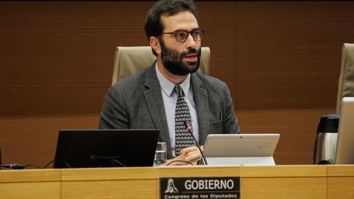 El ministro de Economía, Comercio y Empresa, Carlos Cuerpo, interviene durante la Comisión de Economía, Comercio y Transformación Digital, en el Congreso de los Diputados, a 31 de enero de 2024, en Madrid (España).
