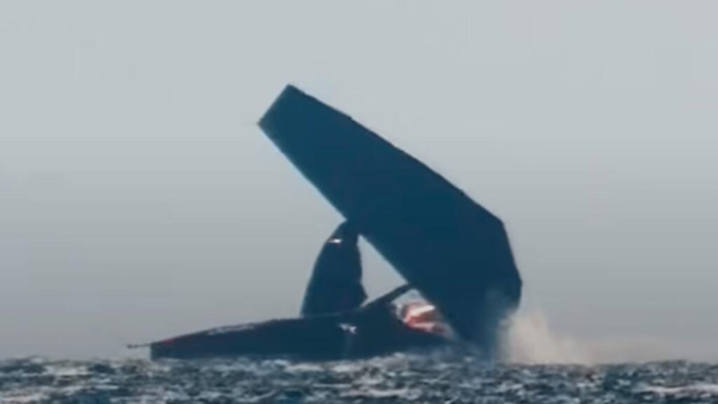 El equipo suizo de la Copa América de vela rompe el mástil del AC75: así ha quedado el velero de Alinghi Red Bull Racing