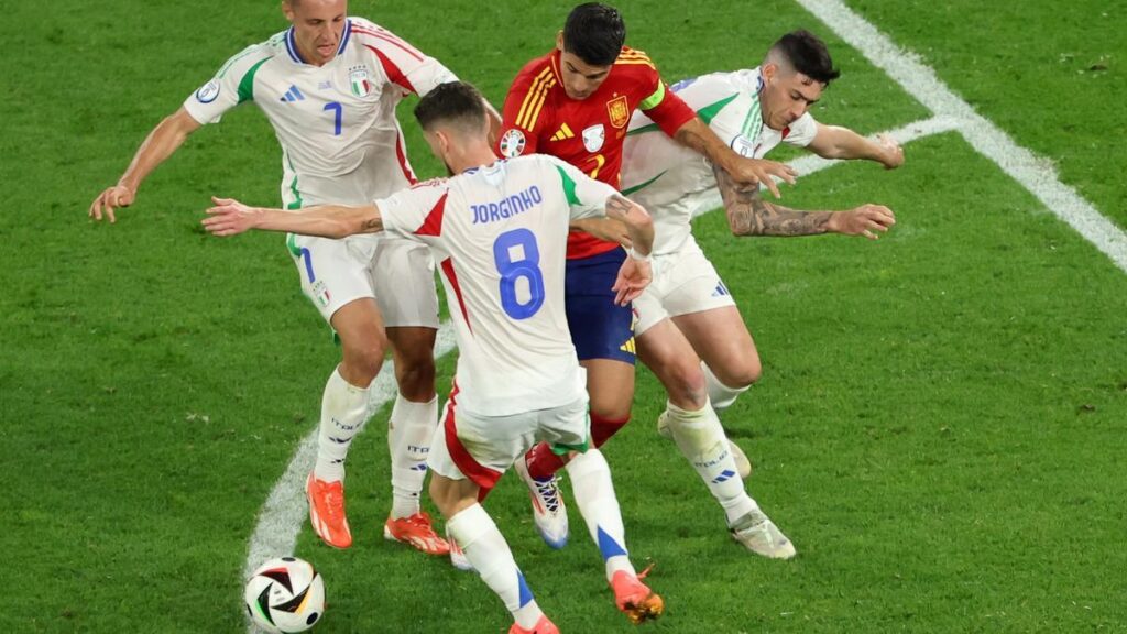 Álvaro Morata es rodeado por tres italianos en el partido entre España e Italia en la Eurocopa