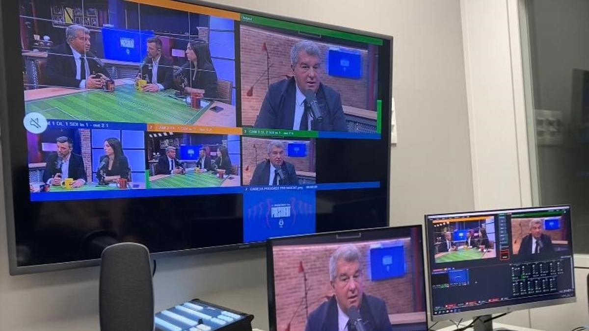 Varias pantallas recogen la emisión de 'El podcast del President' con Joan Laporta en Barça One.