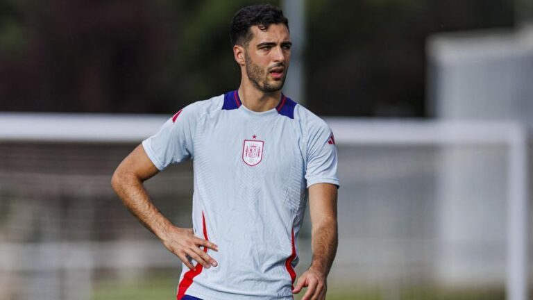 Mikel Merino en un entrenamiento de la selección española.