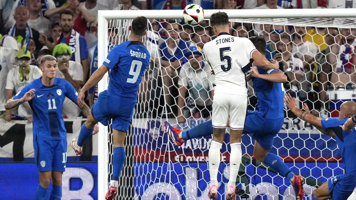 Stones remata un córner en el Inglaterra-Eslovenia.