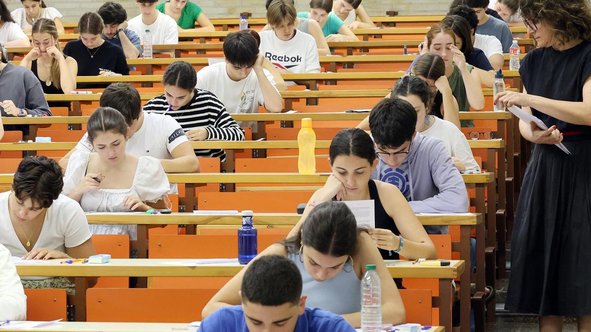 Una foto de archivo de un grupo de alumnos haciendo los exámenes de la Selectividad.