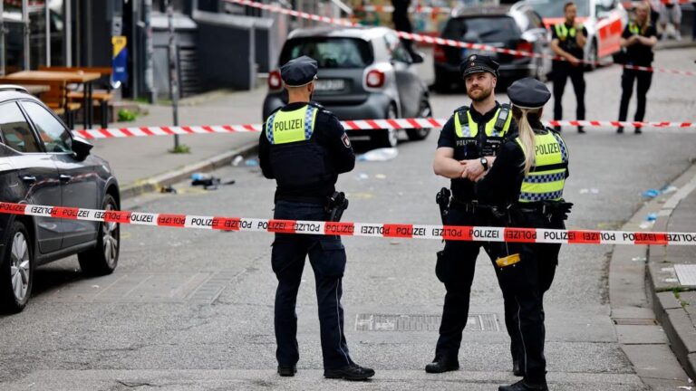 Agentes de la policía alemana vigilan el lugar donde se ha producido el ataque en Hamburgo, este domingo.