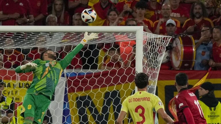 David Raya voló ante Albania para evitar el empate