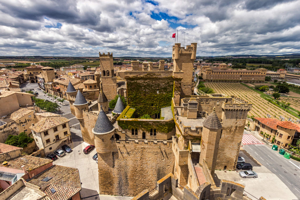 es medieval y tiene un castillo de cuento