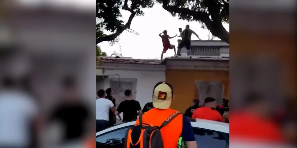 Unos 50 vecinos agreden a tres ladrones que intentaban robar en una casa en Barcelona
