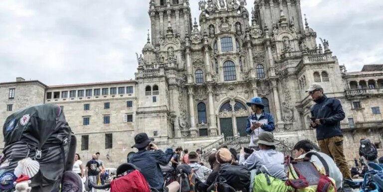 Un peregrino de Jaén culmina el Camino de Santiago y esta es la emotiva sorpresa que recibe: «No pude evitar llorar»