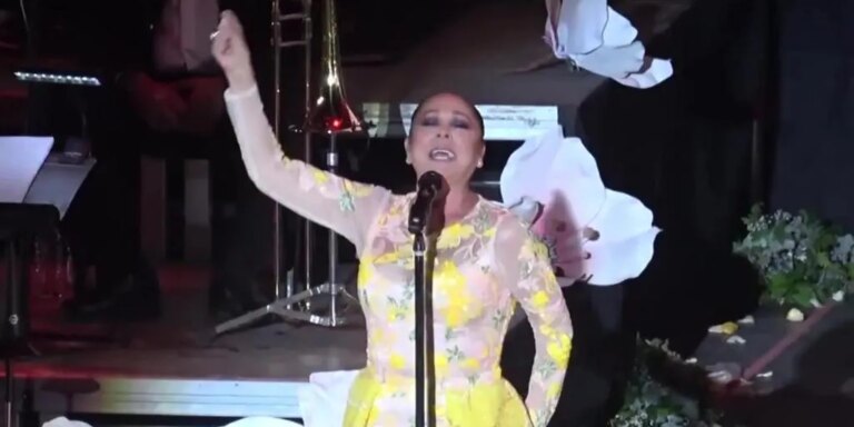 Las lágrimas de Isabel Pantoja en Almería al recordar a Paquirri cantando 'Amor eterno'
