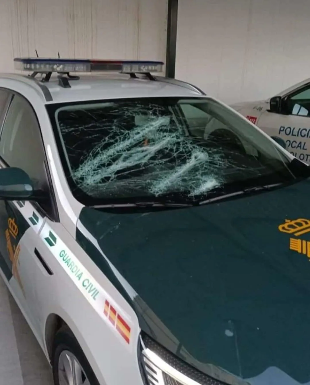 Atacan y destrozan un coche de la Guardia Civil en Atarfe