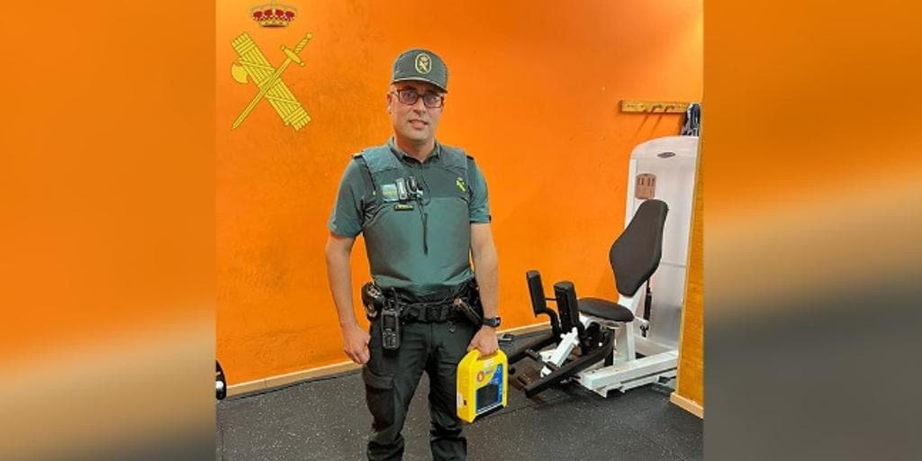 Un guardia civil fuera de servicio auxilia a una persona en parada cardíaca en un pueblo de Teruel