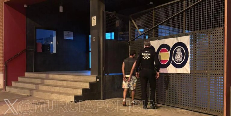 Detenido un hombre por agredir a su pareja, a su exmarido por defenderla y a ella por tener una orden de búsqueda