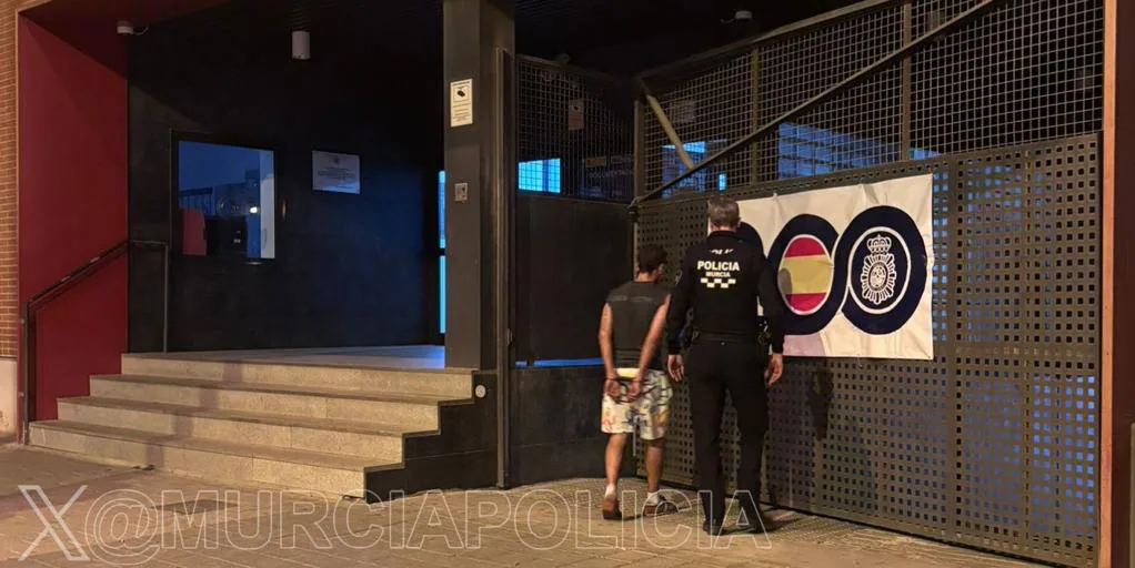 Detenido un hombre por agredir a su pareja, a su exmarido por defenderla y a ella por tener una orden de búsqueda