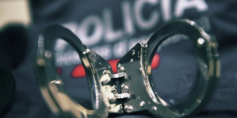 Los Mossos neutralizan a tiros a un hombre que los amenazó con un cuchillo