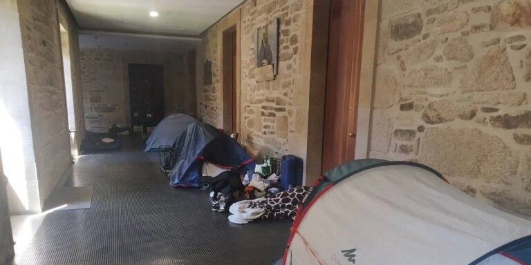 El encierro en la USC se perpetúa pese a reunirse el rector con los okupas propalestinos