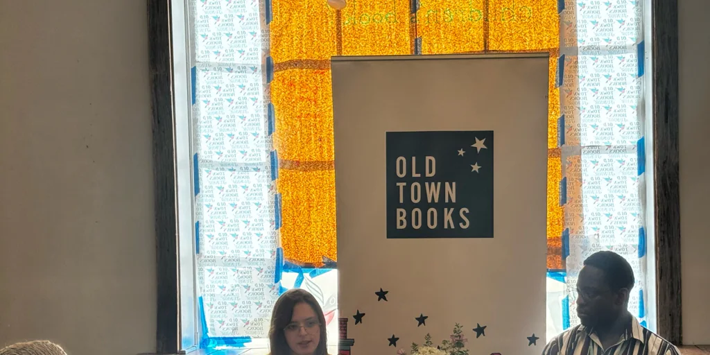 Elizabeth Duval, de gira literaria por EE.UU. con fondos públicos y ataques a la cadena Rodilla