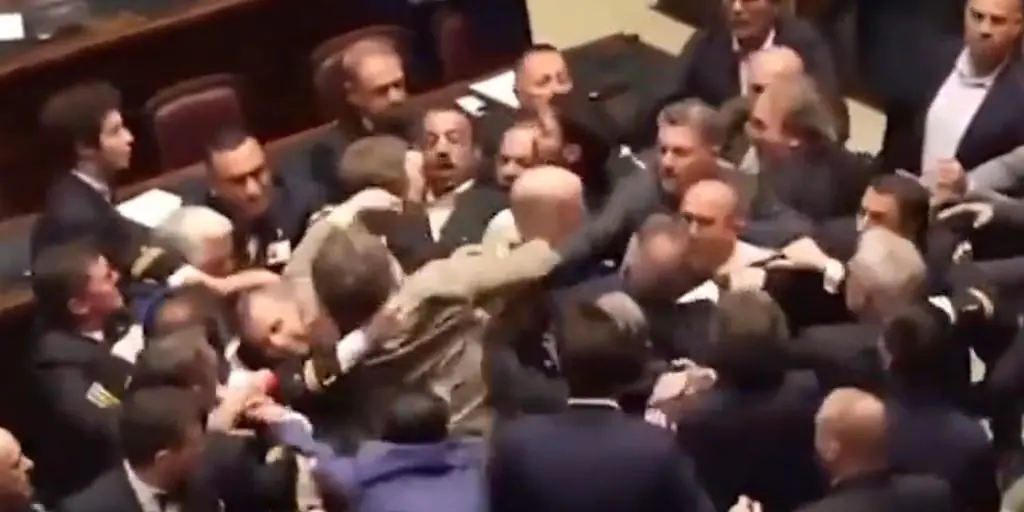 un diputado de la Liga da un puñetazo a otro del Movimiento 5 Estrellas