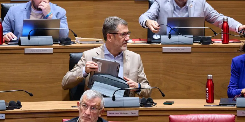 PSOE y Bildu aprueban una moción en el Parlamento de Navarra que señala a la Monarquía como institución «corrupta»