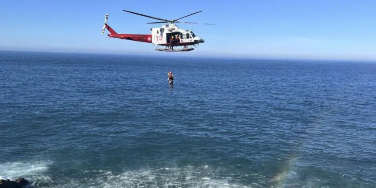 Un helicóptero rescata a un joven checo atrapado en los acantilados del Puente del Diablo en Santander