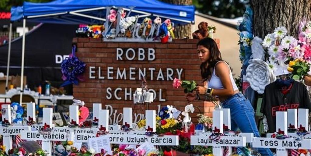 El exjefe de Policía de Uvalde, arrestado por abandono infantil tras la muerte de 19 niños en el tiroteo de 2022