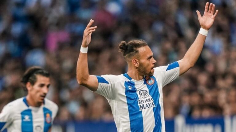 Braithwaite anima a la afición en el último partido del Espanyol en casa ante el Sporting.