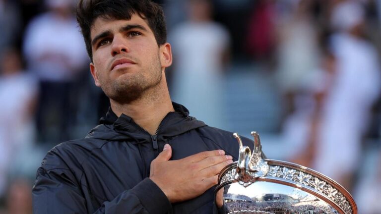 Carlos Alcaraz, con la mano en el corazón, agradece la ovación de los espectadores de Roland Garros.