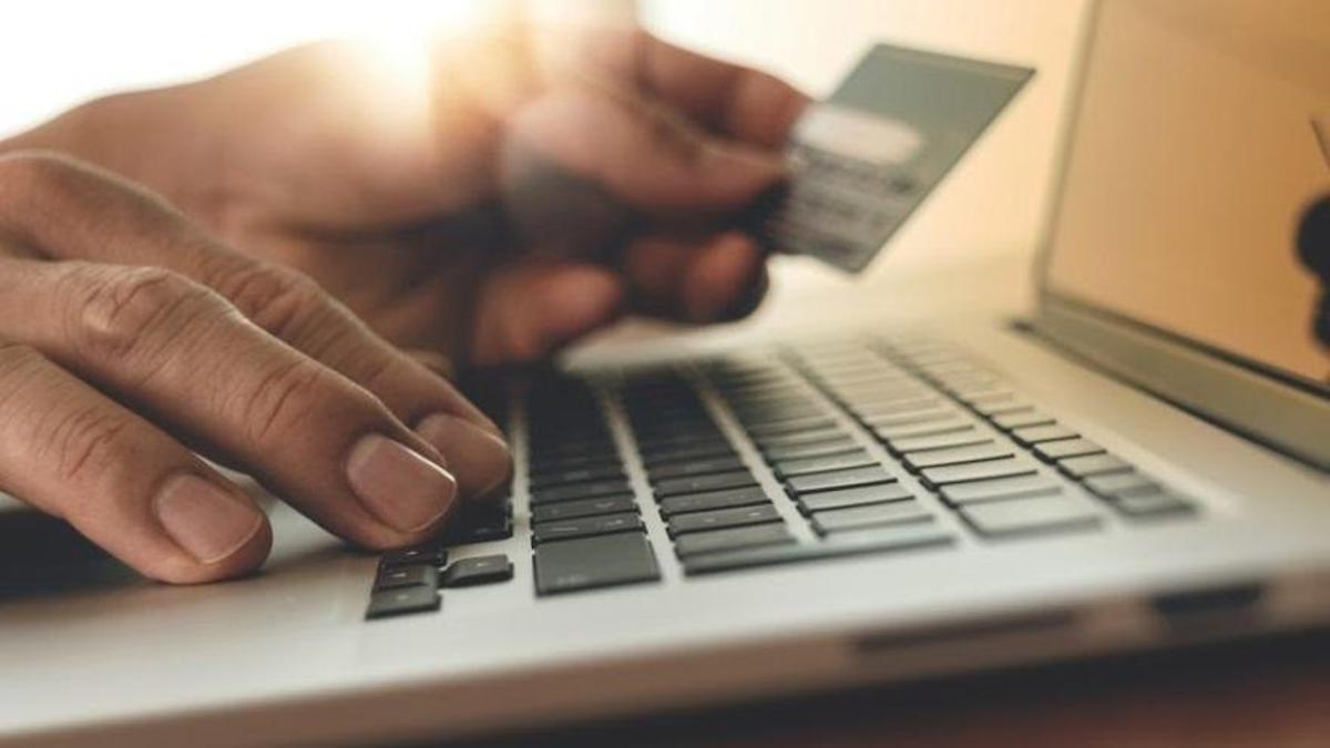 Una persona introduce su número de tarjeta en una operación de compra online.