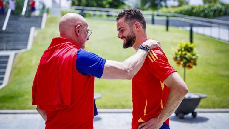 Nacho conversa con Luis de la Fuente en la concentración de España