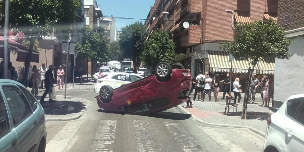aparatoso vuelco con un herido tras un choque de dos vehículos en Levante