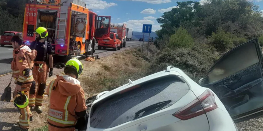 Muere una mujer atrapada en su coche incendiado mientras otros conductores apagaban el fuego