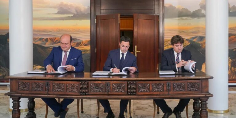PNV y PSE firman un acuerdo de coalición con más autogobierno y el nuevo estatuto como prioridad