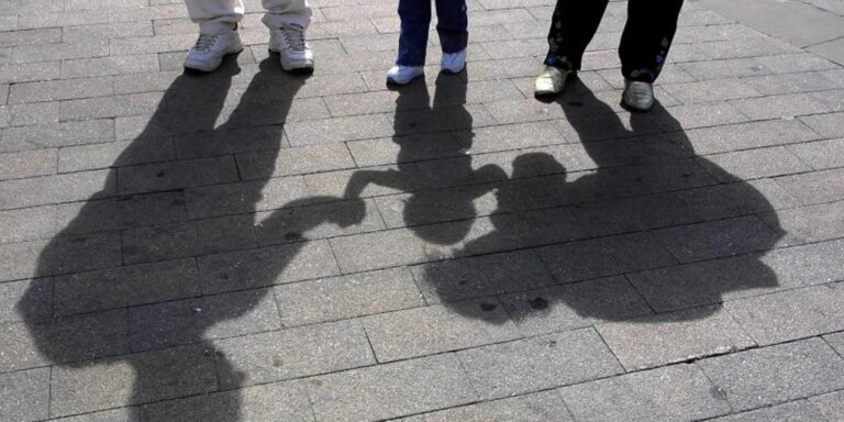 Las adopciones extranjeras caen a mínimos y las nacionales se estancan
