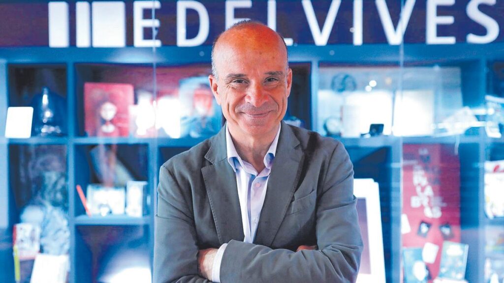 Javier Cendoya, director general del Grupo Edelvives, posa en la sede de la empresa en Zaragoza rodeado de algunos de los libros de la editorial