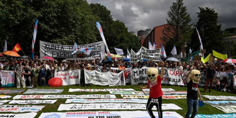 Una cadena humana rodea la Xunta en protesta contra Altri