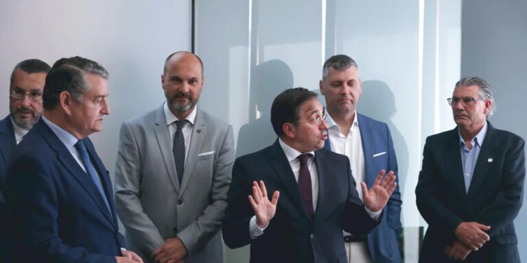 Albares escuchará por primera vez a los trabajadores españoles en Gibraltar
