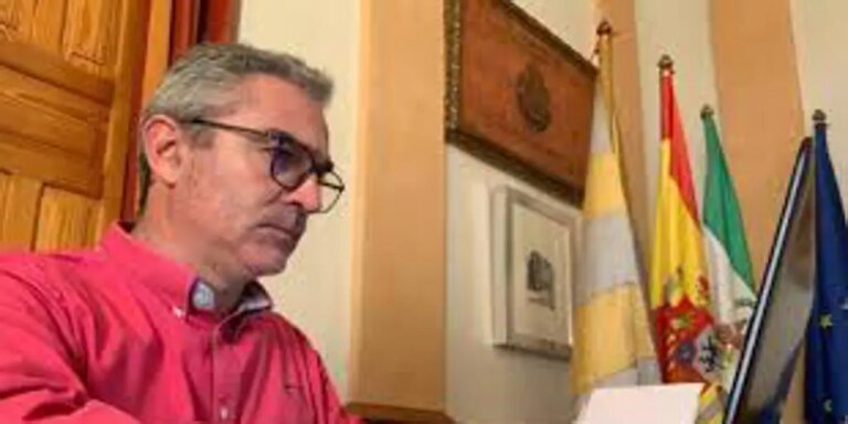 Piden la dimisión del alcalde de Bailén por decir que poner aire acondicionado en los colegios es «hacerle un flaco favor» a los niños